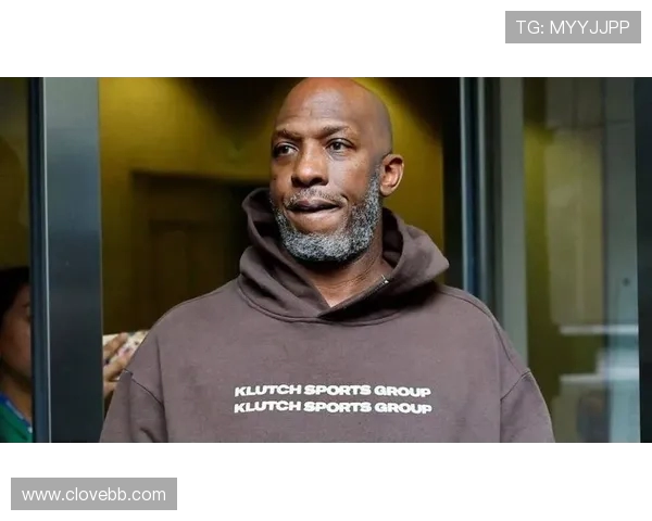 比卢普斯凌晨被捕离开法院身穿Klutch连帽衫情绪复杂引关注