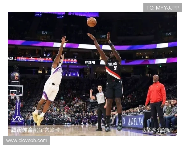 格兰特半场高效表现9中5砍下14分2篮板助攻防守俱佳打替补如鱼得水